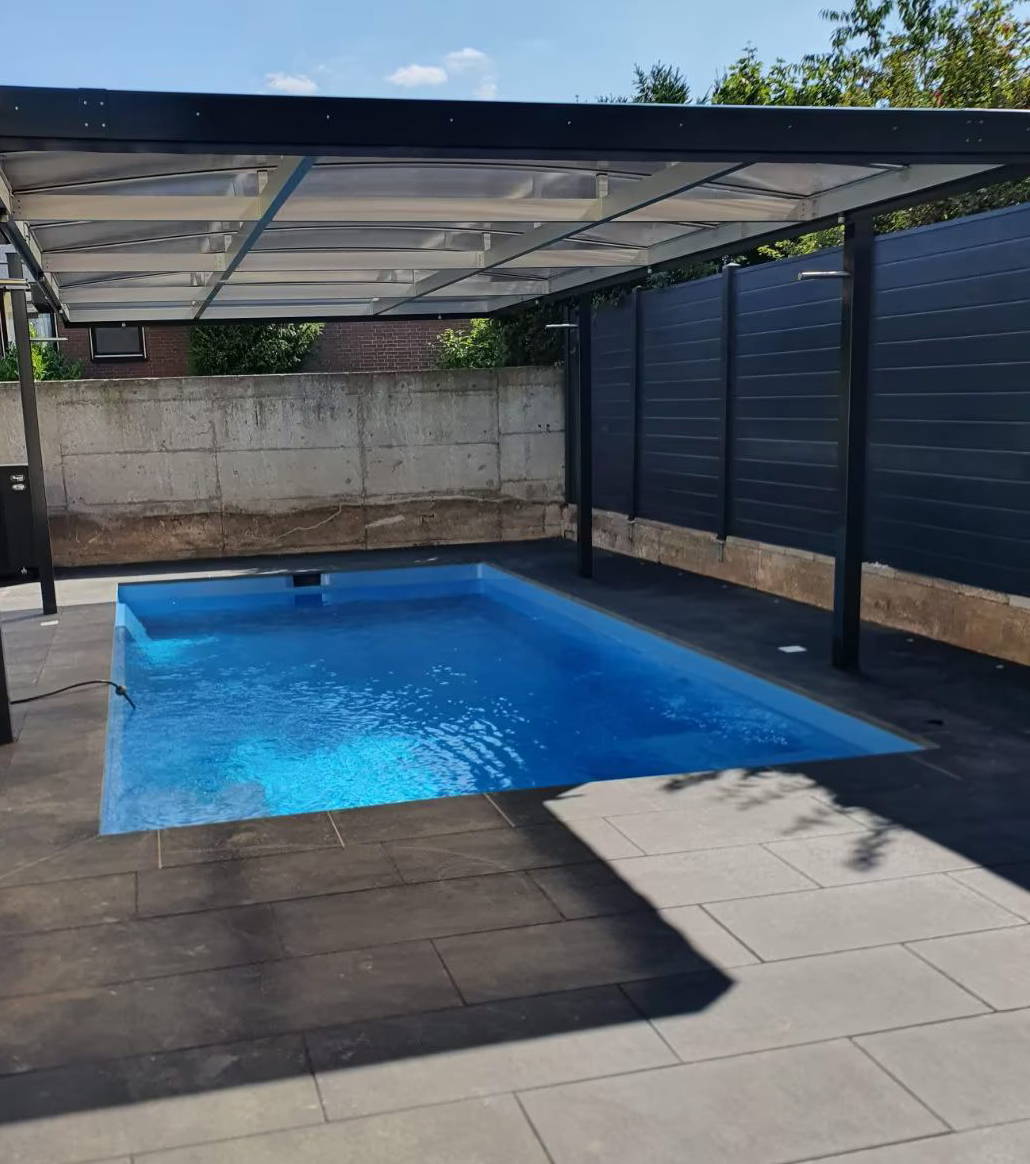 Moderner Pool mit Betonpflaster - Poolbau